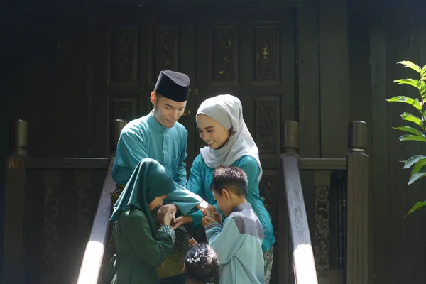 Saluto Della Famiglia Musulmana Concetto Hari Raya Eid Fitr — Foto Stock
