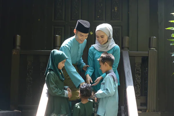 Muselman Familj Hälsning Hari Raya Eid Fitr Koncept — Stockfoto