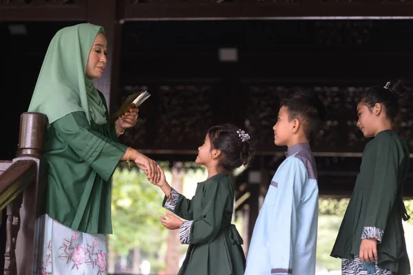 Moslim Familie Groet Hari Raya Eid Fitr Concept — Stockfoto