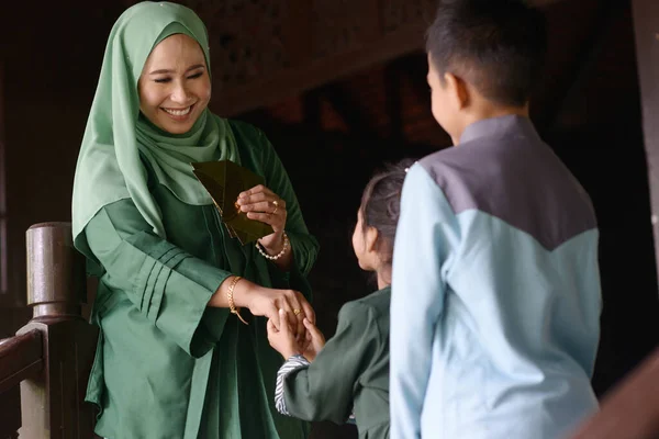 Muselman Familj Hälsning Hari Raya Eid Fitr Koncept — Stockfoto