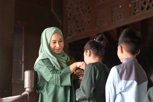 穆斯林家庭问候 Hari Raya Eid Fitr概念 — 图库照片