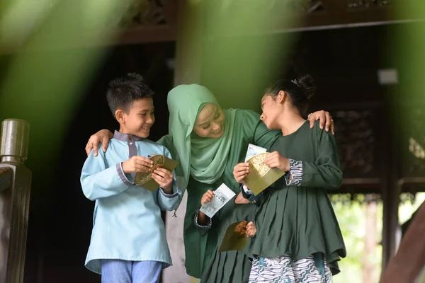 Moslim Familie Kinderen Ontvingen Geld Als Zegen Hari Raya Eid — Stockfoto