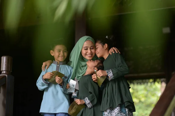 Moslim Familie Kinderen Ontvingen Geld Als Zegen Hari Raya Eid — Stockfoto