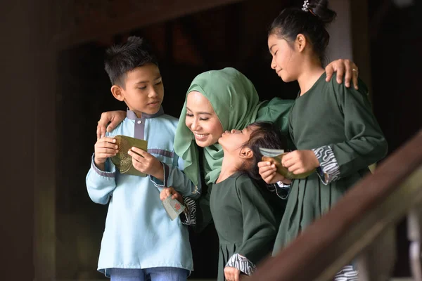 Muslim Family Children Received Money Packet Blessing Hari Raya Eid — Stock Photo, Image