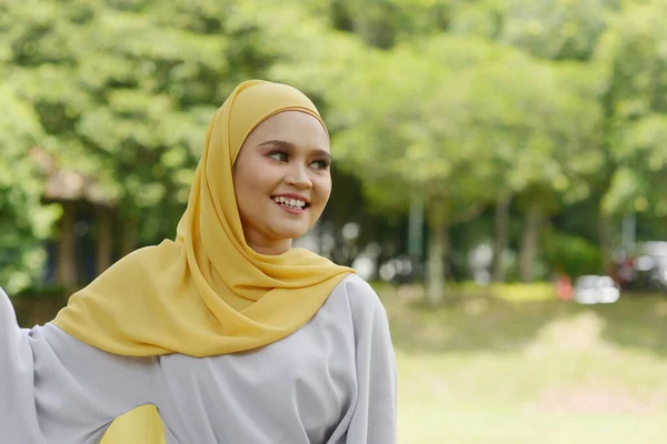 Portret Wesołej Muzułmanki Hidżabie Uśmiechnięta Świeżym Powietrzu Zdjęcia Stockowe bez tantiem