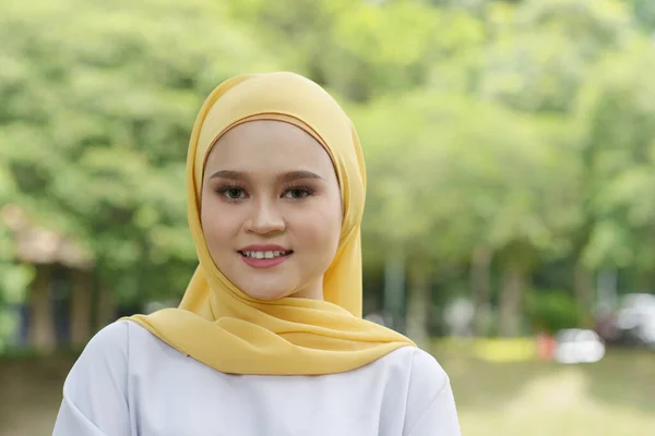 야외에서 미소짓고 히잡에 이슬람 소녀의 스톡 사진