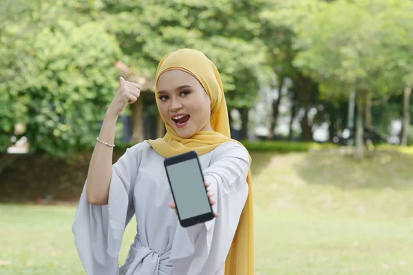 Retrato Menina Muçulmana Alegre Usando Smartphone Polegar Para Cima Sorrindo Fotos De Bancos De Imagens