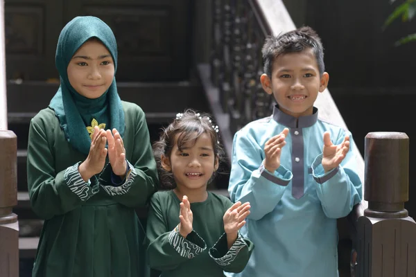 Muslimska Barn Klappar Händer Hari Raya Eid Fitr Koncept Stockfoto