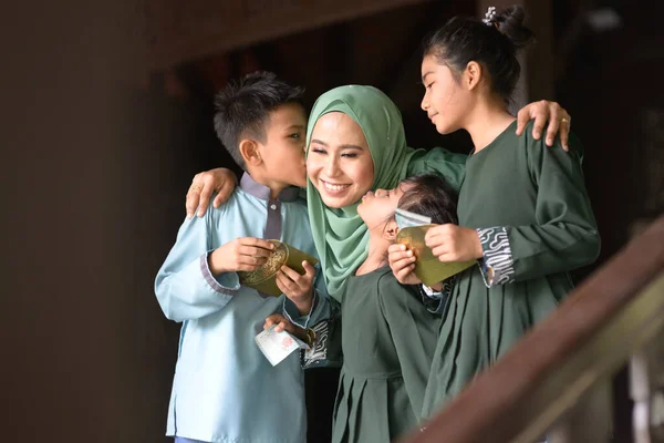Muselman Familj Barn Mottog Pengar Paket Välsignelse Hari Raya Eid Royaltyfria Stockfoton