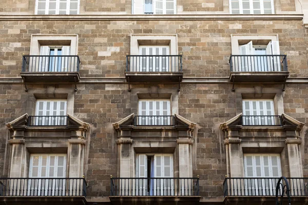Fachada del edificio con el casco antiguo de Palma de Mallorca — Foto de Stock