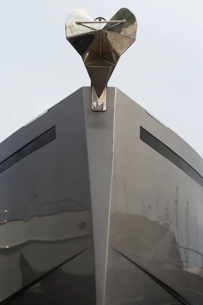 Вид спереди большой роскошной яхты, нос — стоковое фото