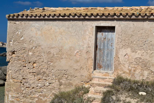 れんが造りの壁、スペインの古い木製ドア — ストック写真