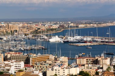 bağlantı noktası ile yatlar ve şehir Palma De Mallorca