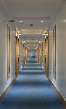 Uzun koridor otel