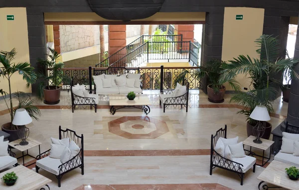 Lobby hotel de lujo con columnas . — Foto de Stock