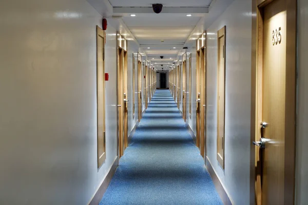 Lång korridor Hotell — Stockfoto