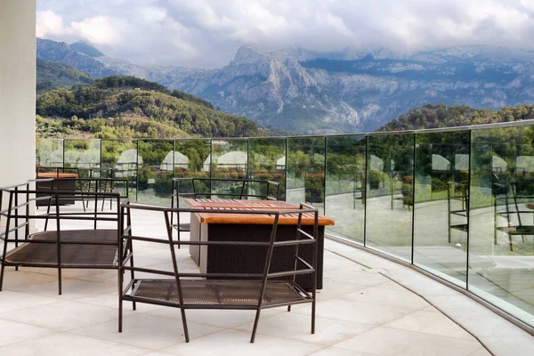 Balkon met uitzicht op de bergen — Stockfoto