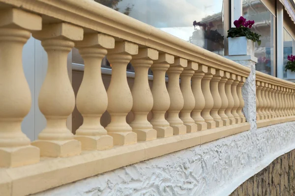 Columnas en la valla — Foto de Stock