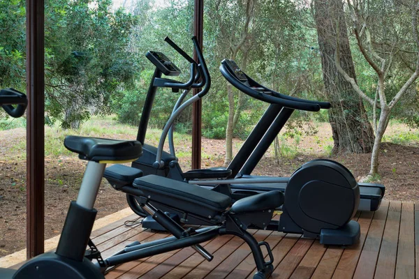 Fitnessruimte met fitnessapparatuur — Stockfoto