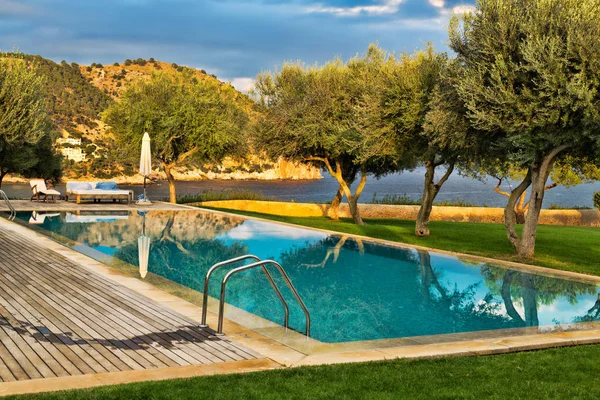 Piscina con vista sugli alberi — Foto Stock