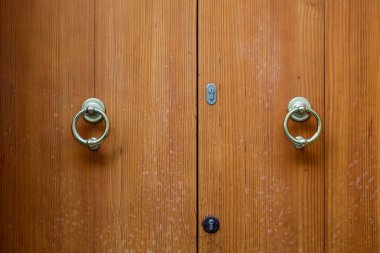 Eski ahşap kapı taş