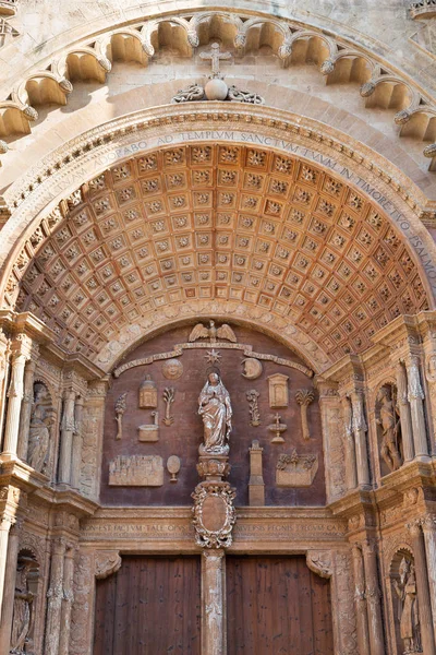 Primer plano de una iglesia gótica católica, Mallorca — Foto de Stock