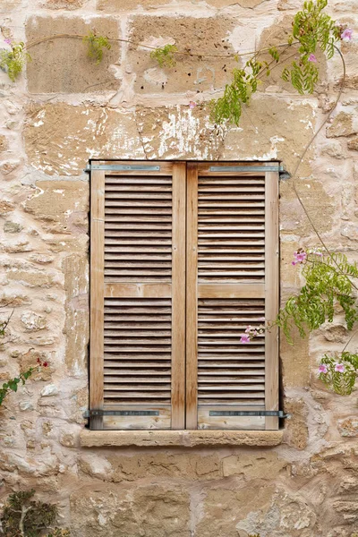 Finestra con persiane in legno — Foto Stock