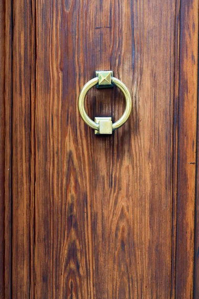 Dark wooden door with old bronze handle close up — Stock Photo, Image