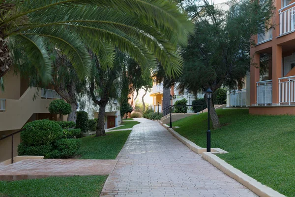 Camino entre las casas — Foto de Stock