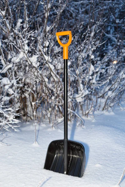 Лопата в снегу — стоковое фото