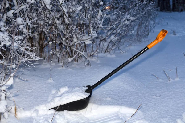 Лопата в снегу в ближайшем — стоковое фото