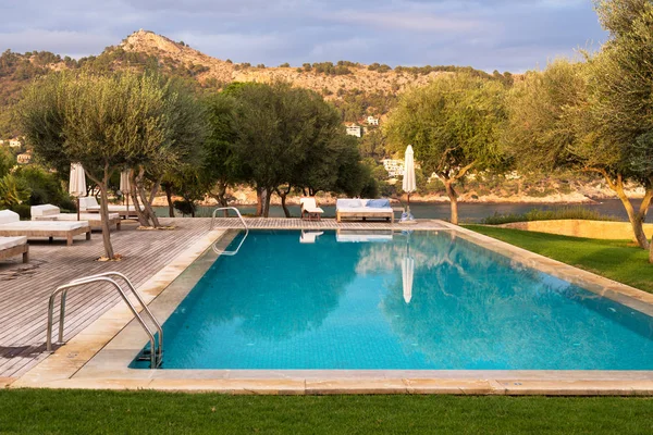 Piscina con vista sugli alberi e sul mare — Foto Stock