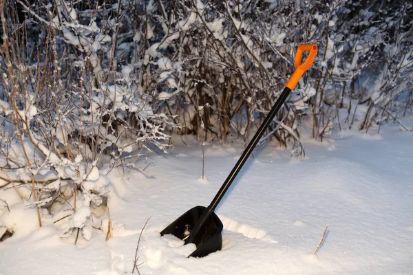 Schop in de sneeuw in de nacht. — Stockfoto