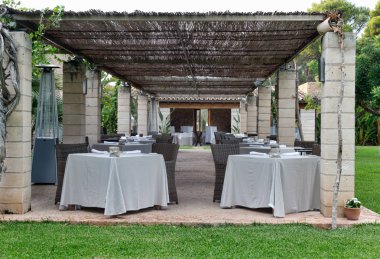 Restoran'ın bahçesinde