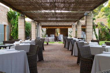 Restoran'ın bahçesinde