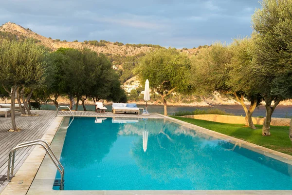 Piscina con vistas a los árboles —  Fotos de Stock