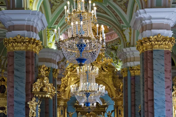 Lampadari in chiesa. San Pietroburgo . — Foto Stock