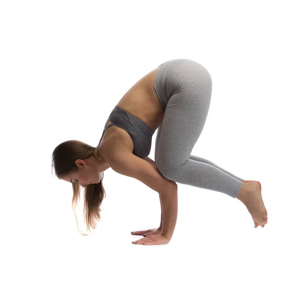 Mujer practicando yoga en un estudio aislado sobre un blanco — Foto de Stock