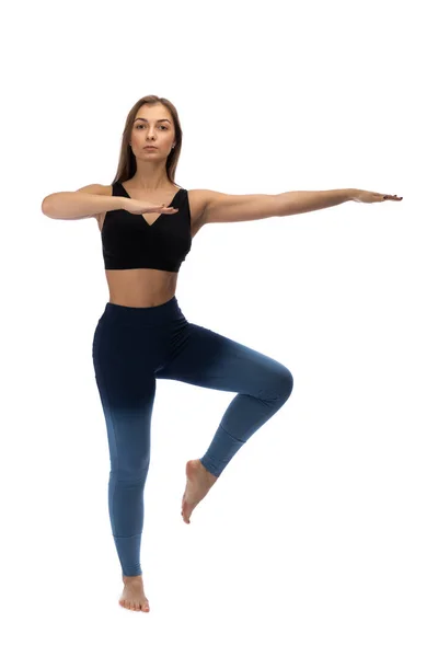 Chica practicando yoga en un estudio sobre un blanco —  Fotos de Stock