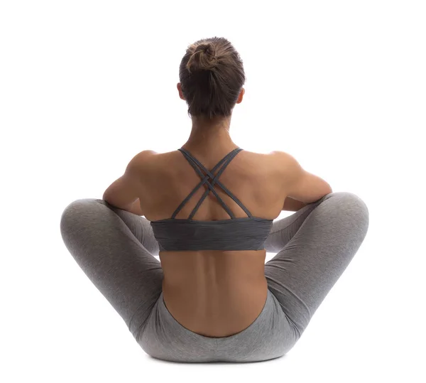 Mujer practicando yoga en un estudio sobre fondo blanco —  Fotos de Stock