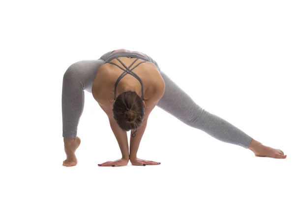 Mujer practicando yoga en un estudio sobre un blanco — Foto de Stock