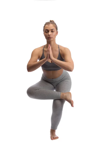 Mulher praticando ioga em um estúdio isolado — Fotografia de Stock