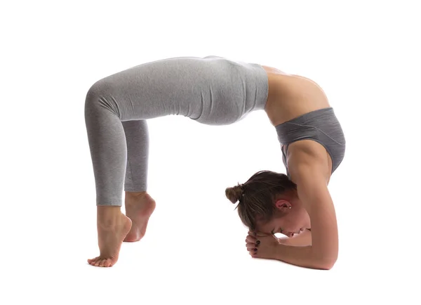Donna che pratica yoga in uno studio isolato su uno sfondo bianco — Foto Stock