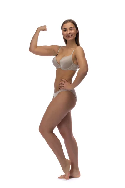 Dziewczyna w stroju kąpielowym Wyświetlono biceps — Zdjęcie stockowe