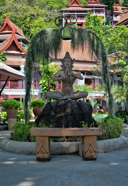 Statue en pierre thaïlandaise avec tuyaux — Photo