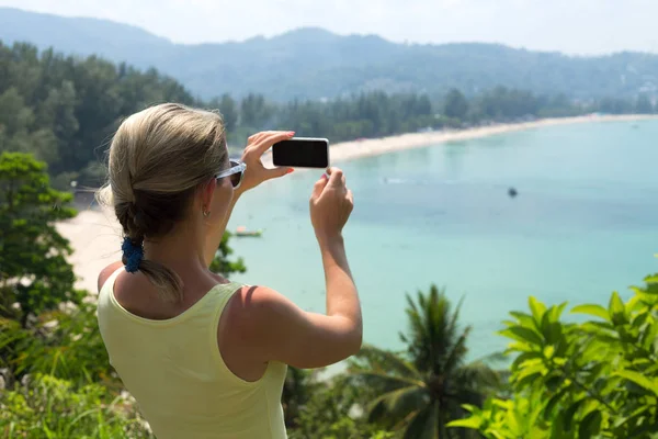 Girl doing selfie on tropical beach — Stock Photo, Image