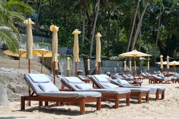 Camas de sol de luxo na praia — Fotografia de Stock