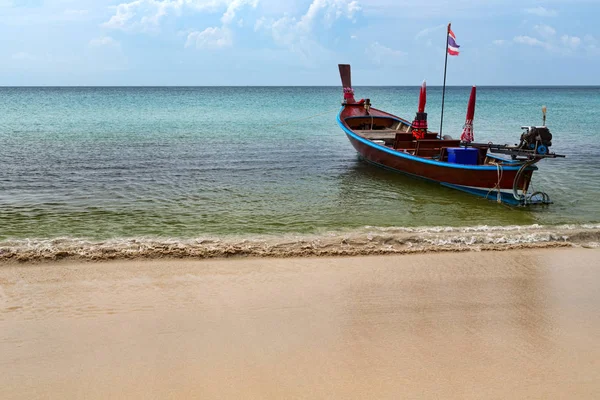 Thaise traditionele boot op het strand op de wegen — Stockfoto