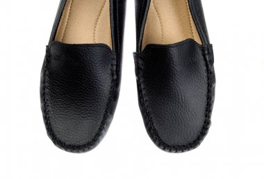 Beyaz arka plan üzerinde izole siyah deri mackasins çifti