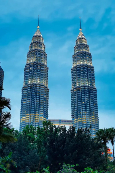 Petronas Towers, Kuala Lumpur, Malaysia at night — Stock Photo, Image